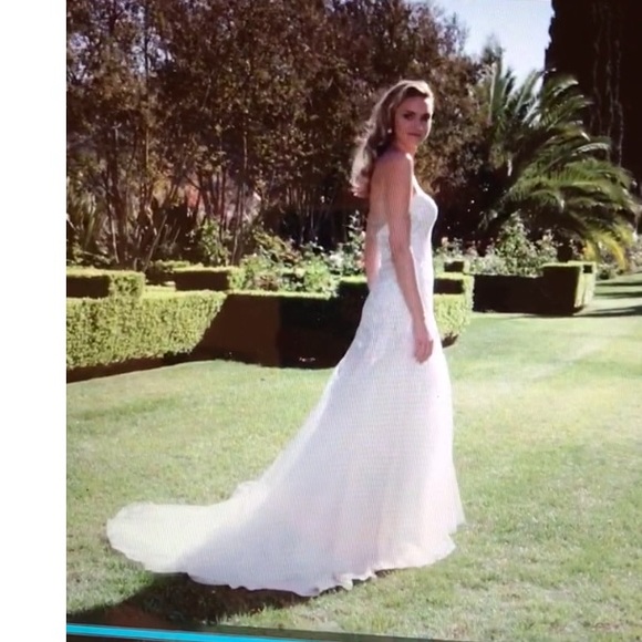 Gorgeous wedding gown never worn - Picture 3 of 8